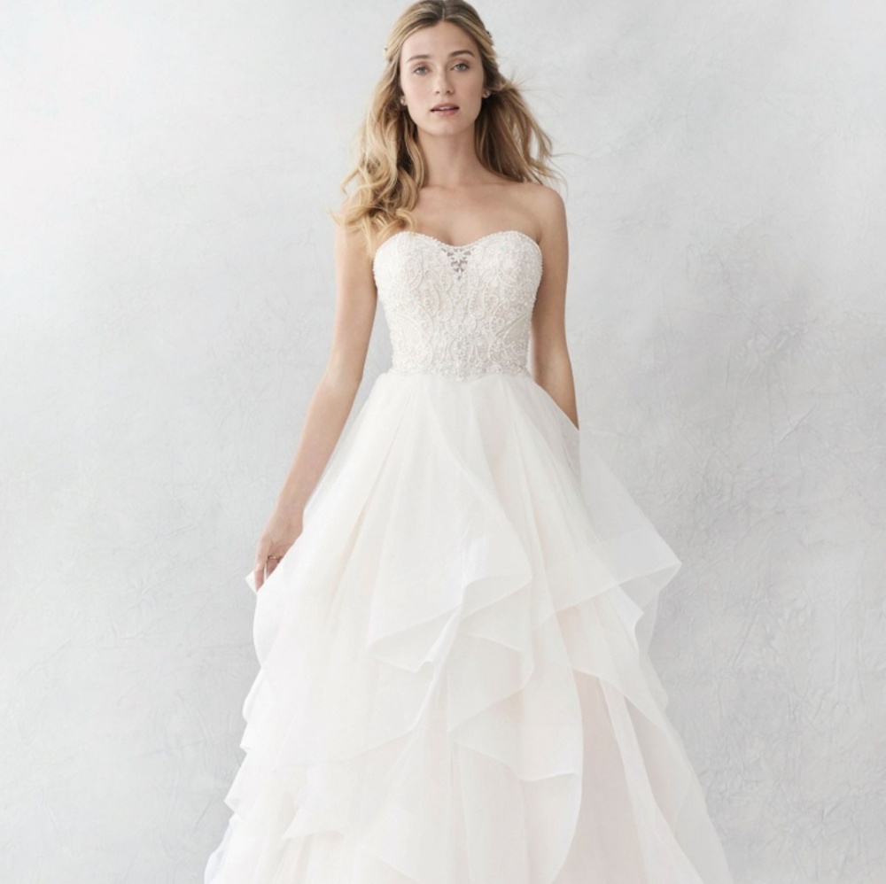 Wedding dress - Picture 1 of 2